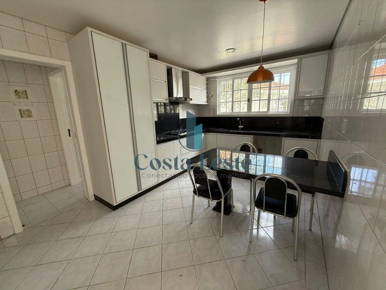 4-bedroom house with a fireplace in Florianópolis — photo 2