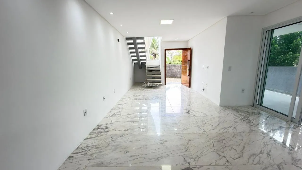 Balcony with a grill in a 2-bedroom house, 140 m² — photo 16
