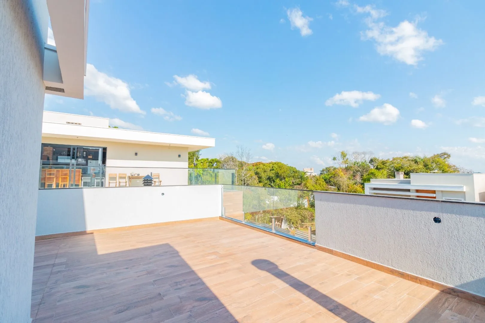 Modern house with 4 en-suite bedrooms and 6 parking spots — photo 62