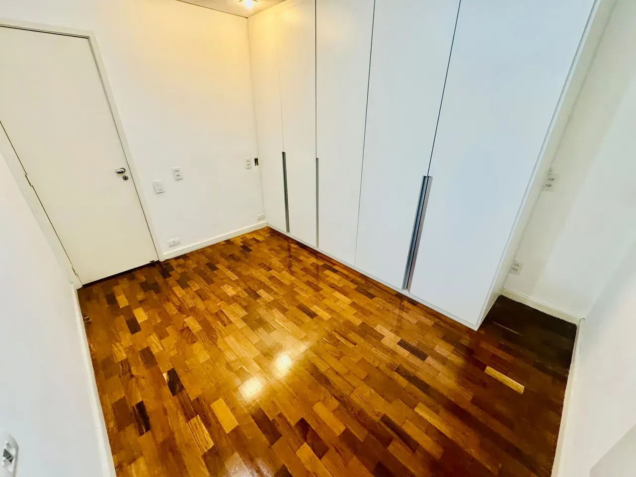 4-bedroom apartment with wood or laminate floors — photo 20