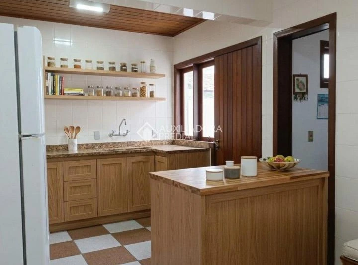 Casa com 4 quartos e piscina compartilhada