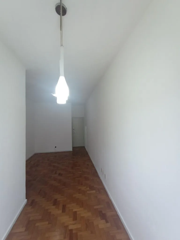 Wood or laminate floors in a one-bedroom apartment, 62 m² — photo 9