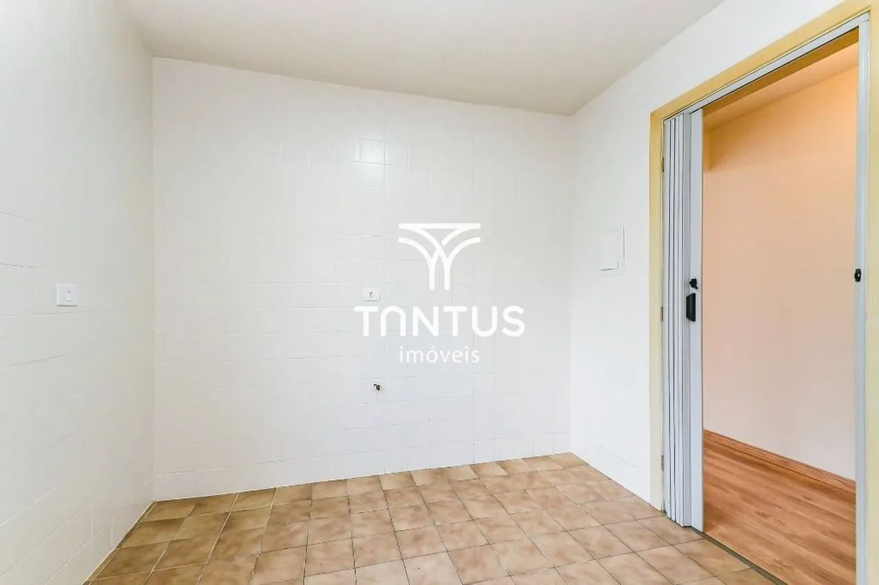 Wood or laminate floors in a 3-bedroom apartment, 80 m² — photo 23