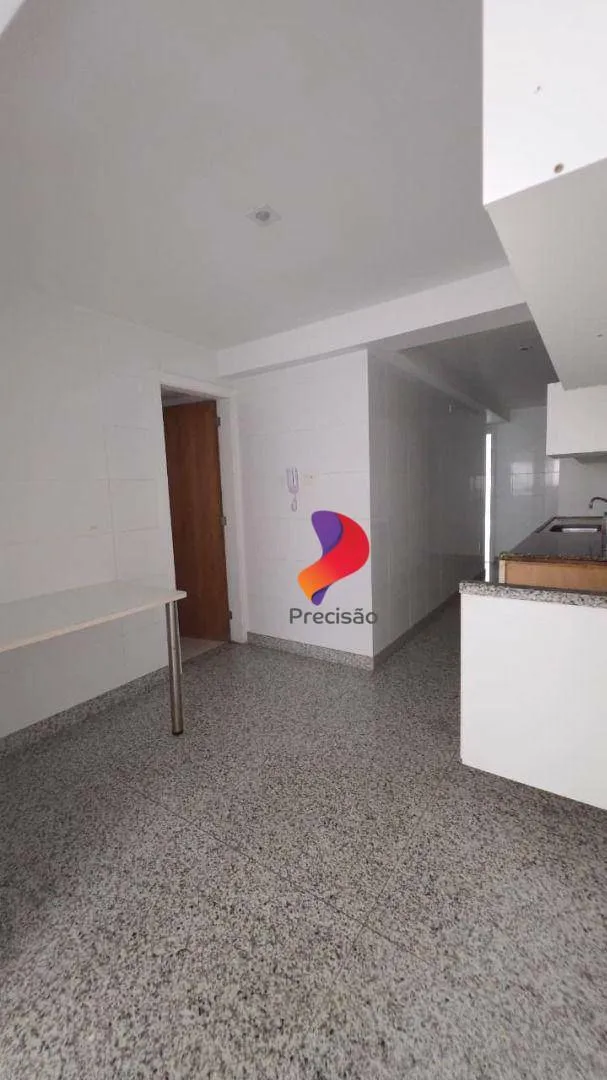 Apartment with enclosed balcony and 4 bedrooms — photo 43