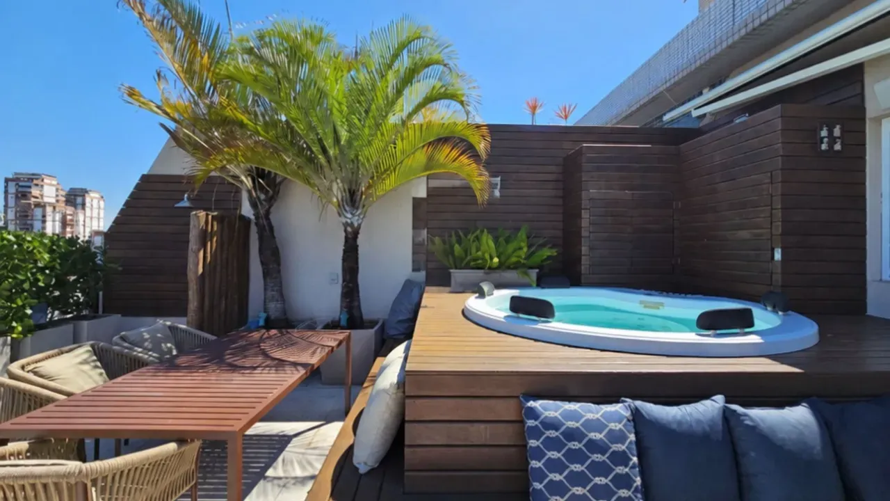 Balcony with a grill in a 3-bedroom apartment, 250 m² — photo 9