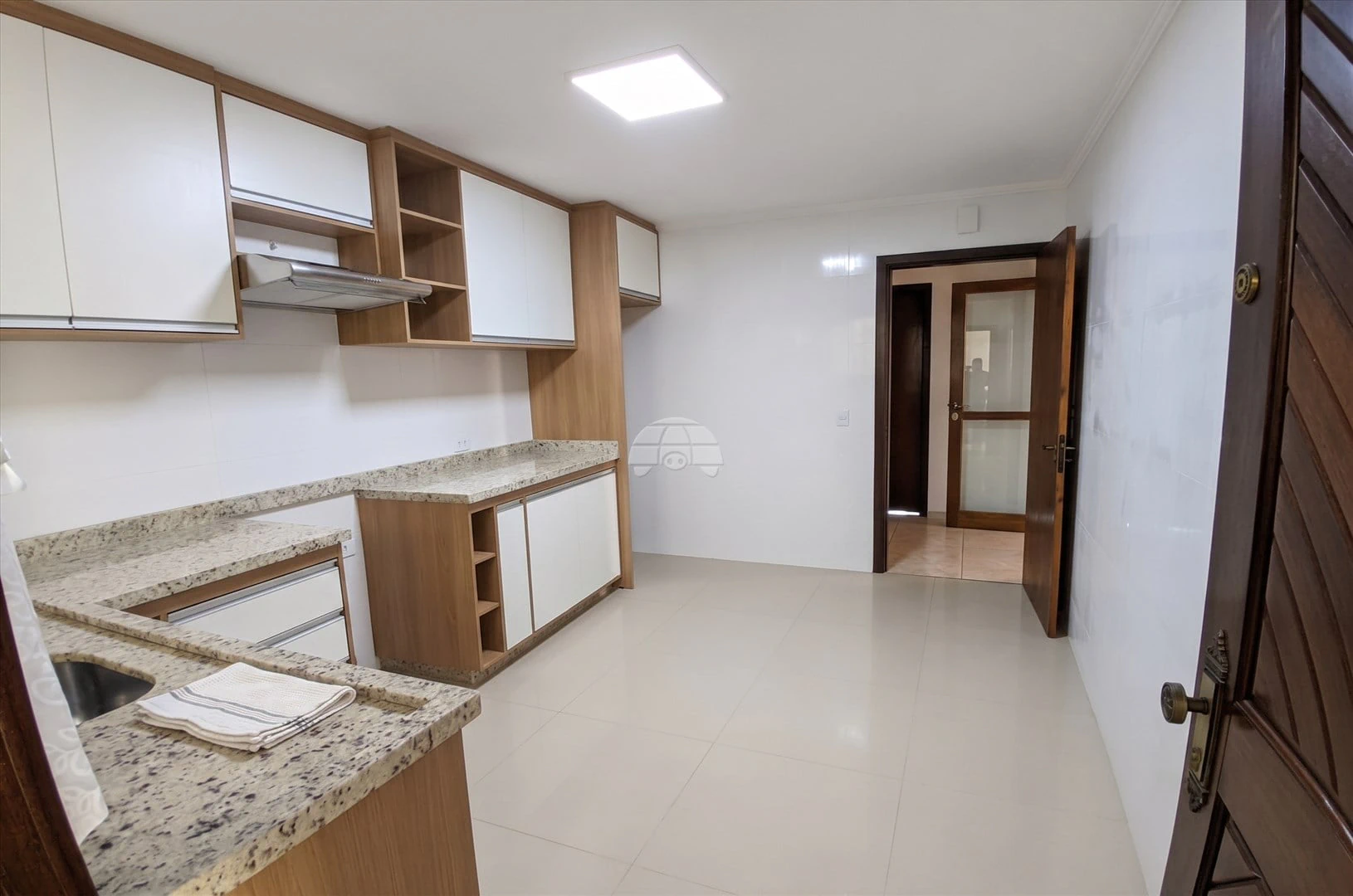 Casa de 3 quartos com 2 banheiros e garagem coberta