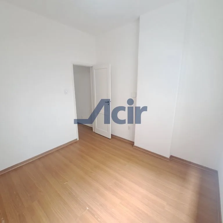 Wood or laminate floors in a one-bedroom apartment, 39 m² — photo 18