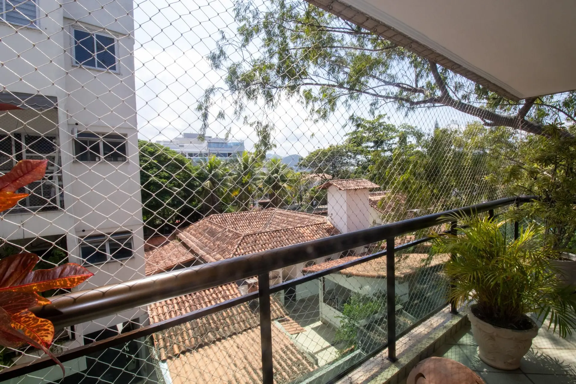 Furnished apartment with 3 bedrooms and a balcony — photo 50