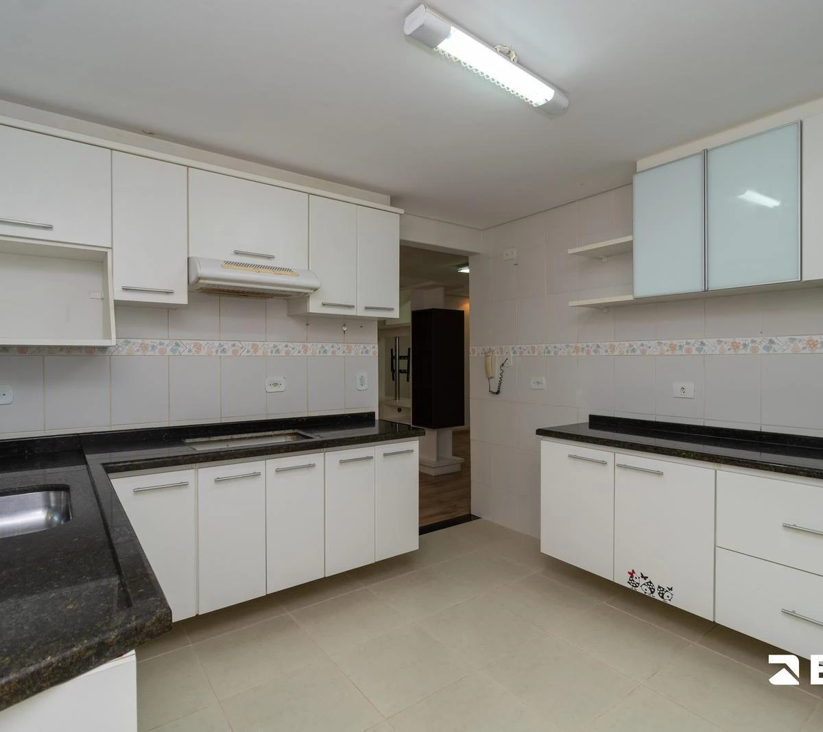 Balcony with a grill in a 3-bedroom house, 118 m² — photo 10