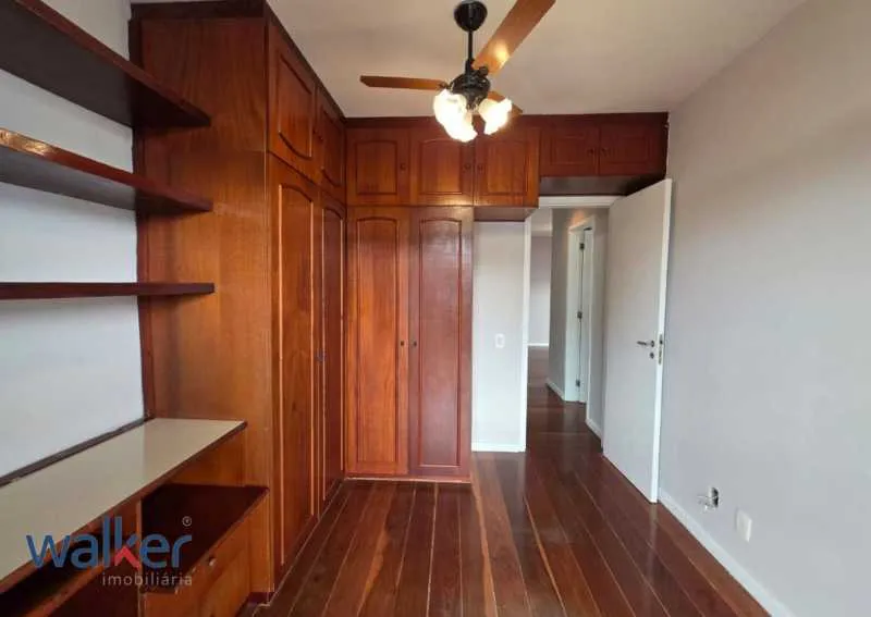 Balcony with a grill in a 3-bedroom apartment, 120 m² — photo 4