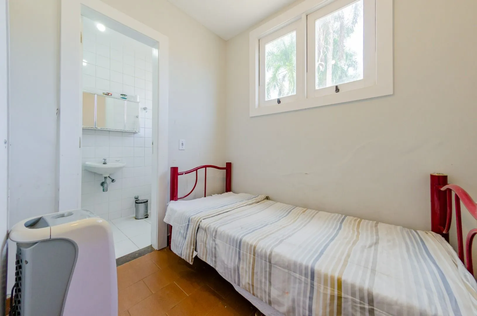 Furnished house with 6 bedrooms and 690 m² — photo 52