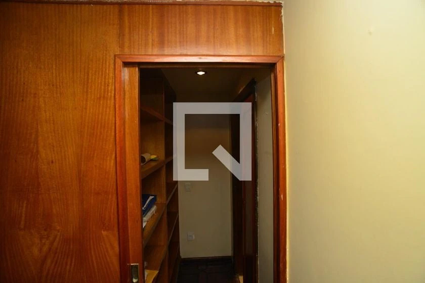 4-bedroom apartment with wood or laminate floors — photo 19