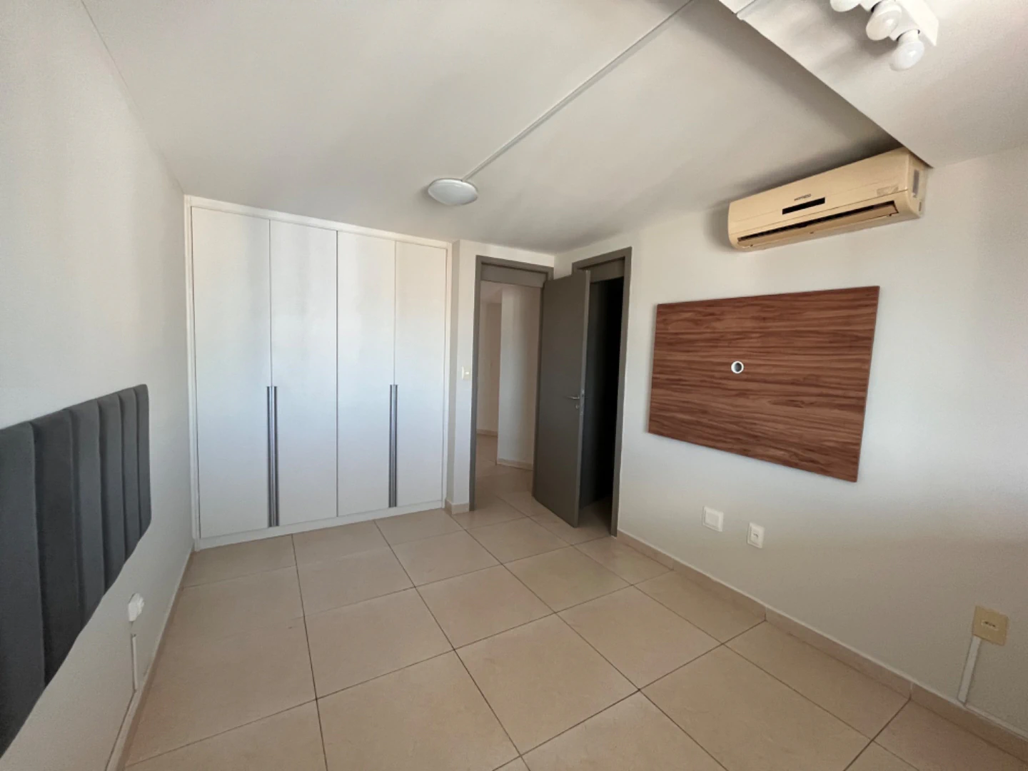 4-bedroom apartment in a building with a gym — photo 11