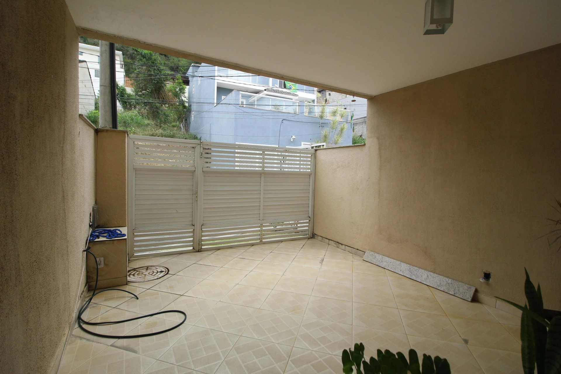 Rental apartment with 3 en-suite bedrooms and balcony — photo 28