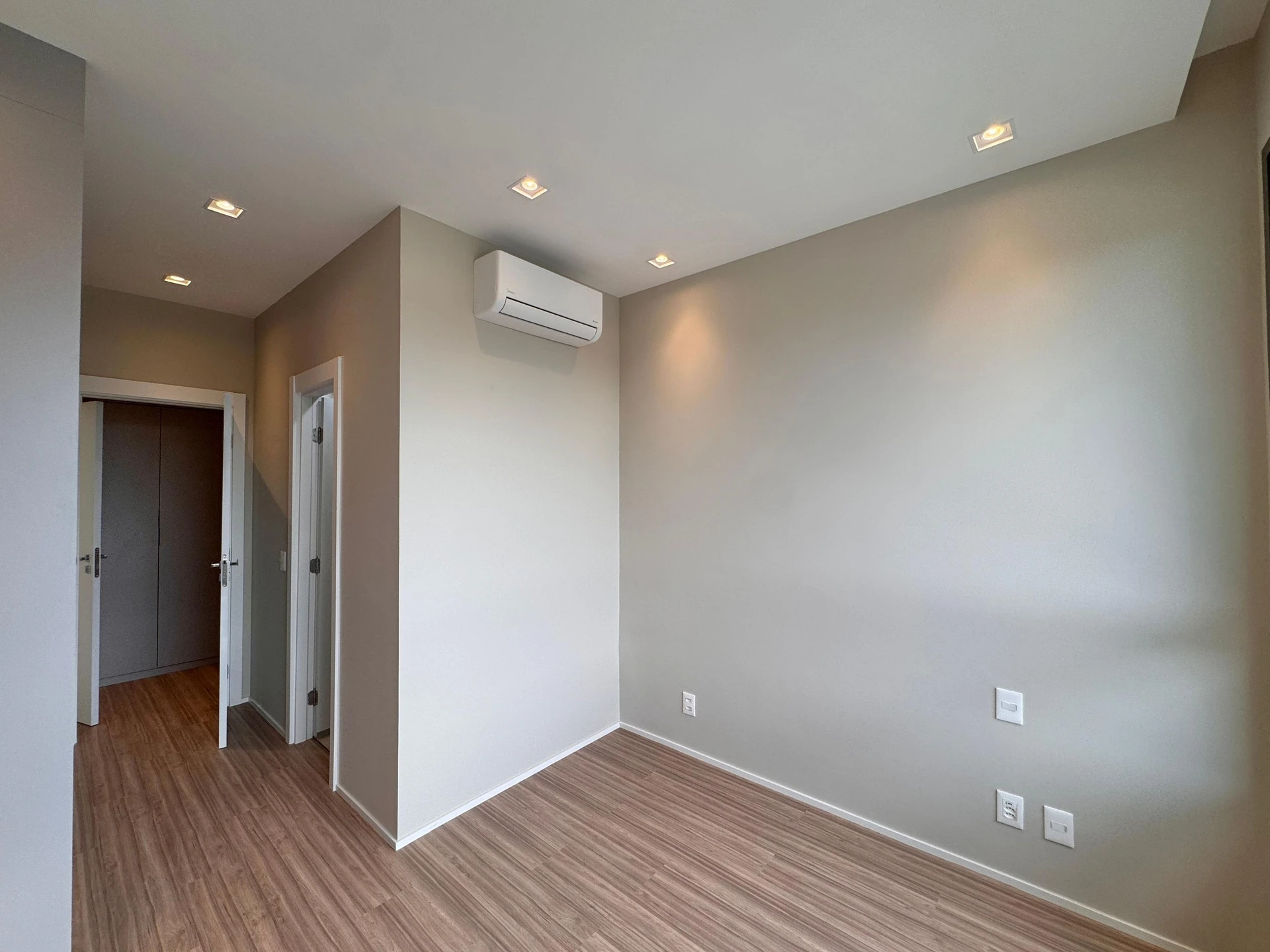 Furnished apartment with 3 en-suite bedrooms and balcony — photo 18