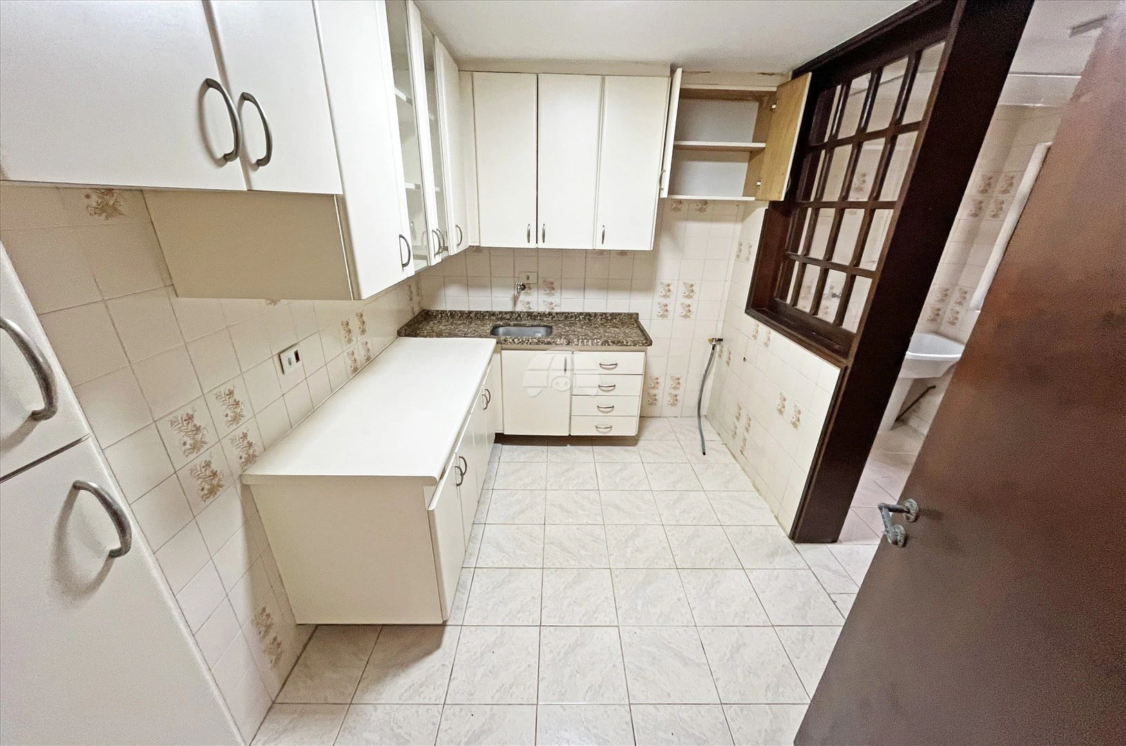 2-bedroom apartment with wood or laminate floors — photo 4