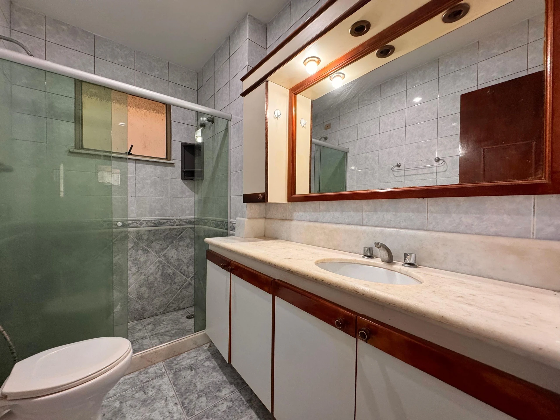 Unfurnished 3-bedroom apartment with enclosed balcony — photo 38