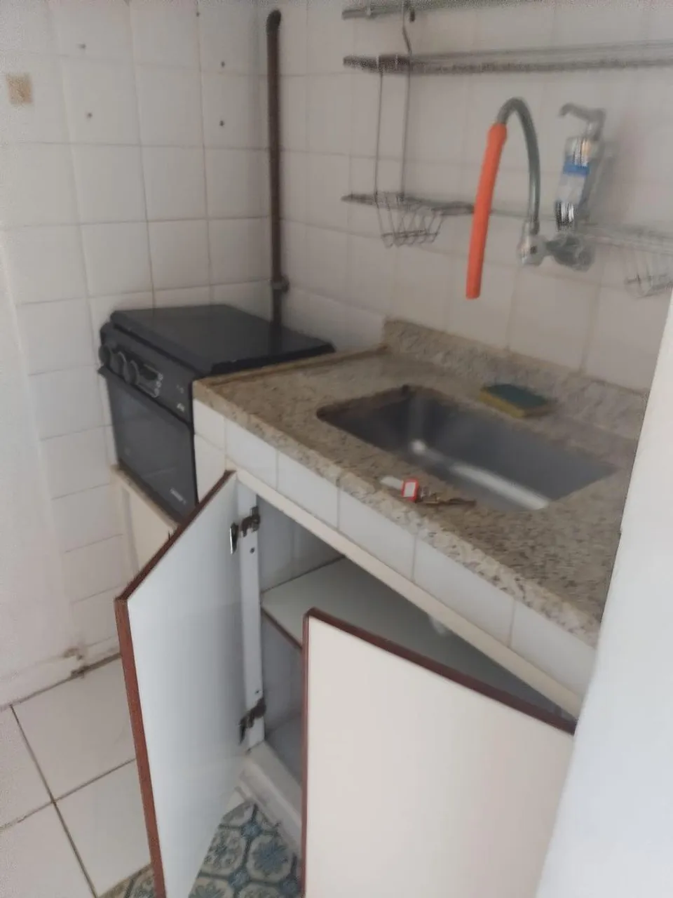 Studio with kitchenette and glass shower enclosure — photo 5