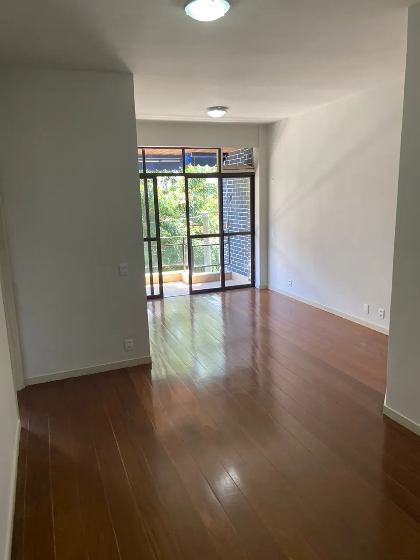 Wood or laminate floors in a 2-bedroom apartment, 70 m² — photo 4
