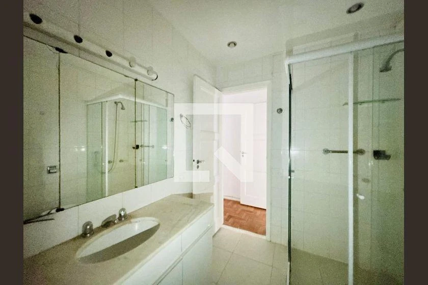 3-bedroom apartment with wood or laminate floors — photo 26