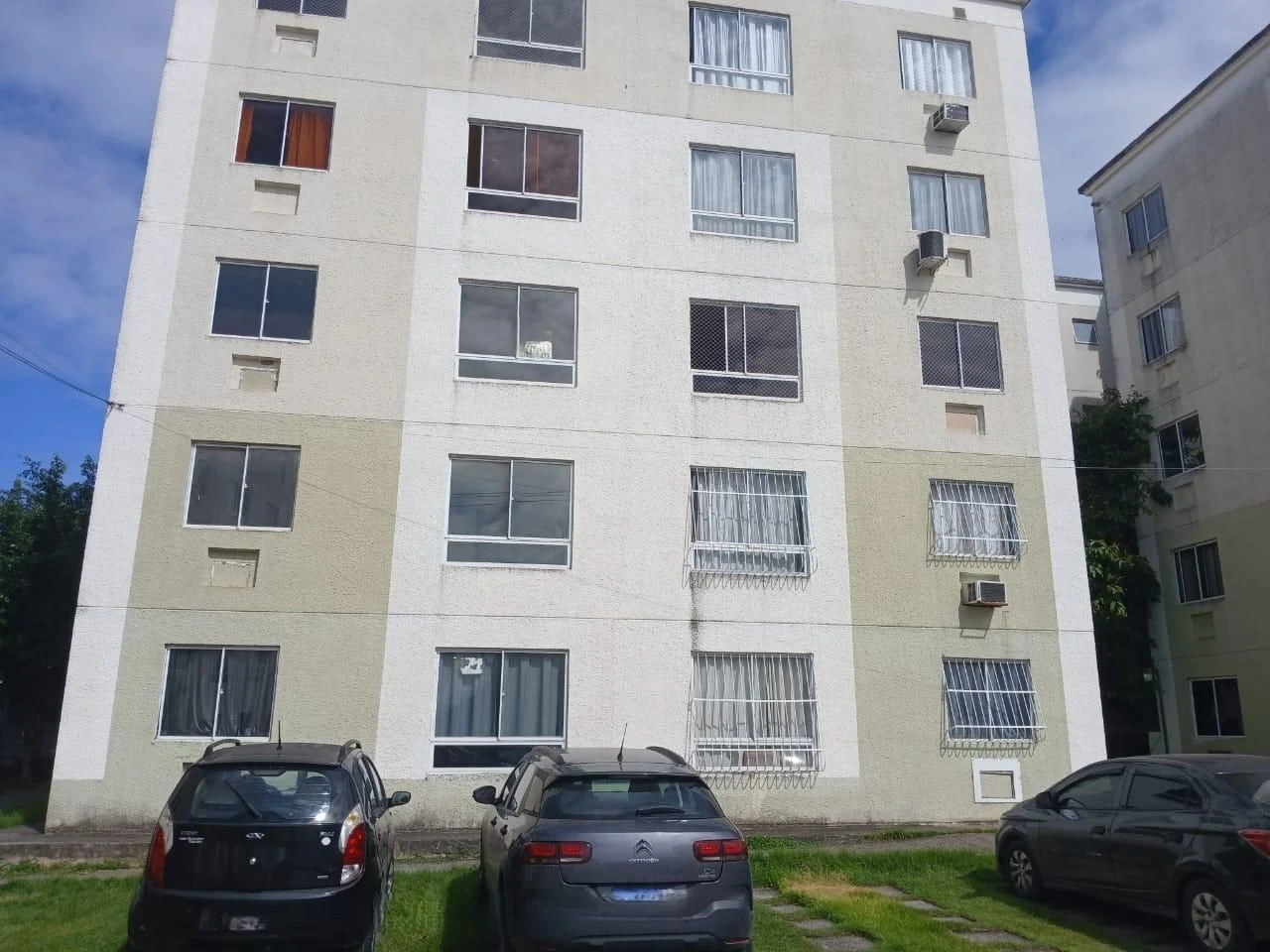 Apartamento sem mobília com box de vidro no banheiro — photo 15