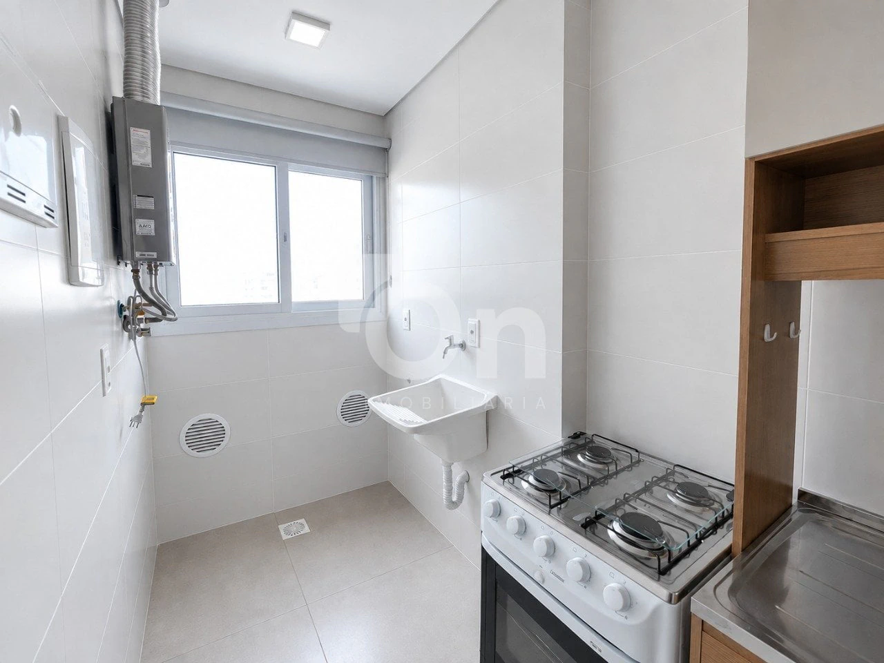 One-bedroom apartment in a building with a coworking space — photo 10