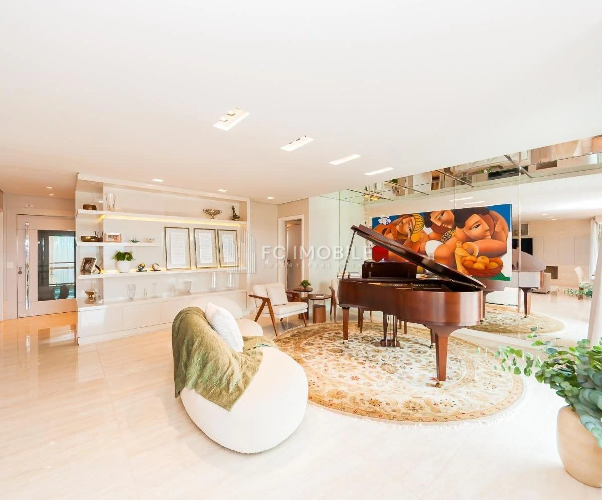 Furnished 375 m² apartment with 3 en-suites and 6 baths