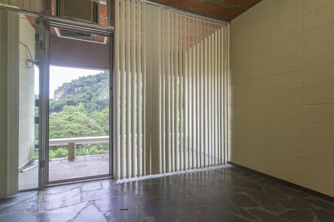 Condo house with 4 bedrooms and 400 m² — photo 23