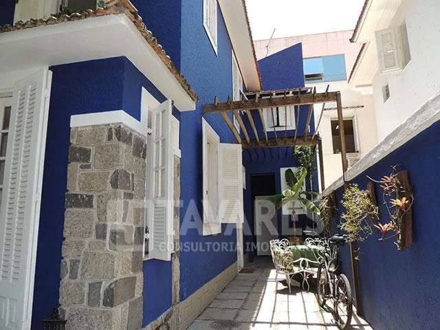 259 m² house with 5 bedrooms and a balcony grill — photo 4