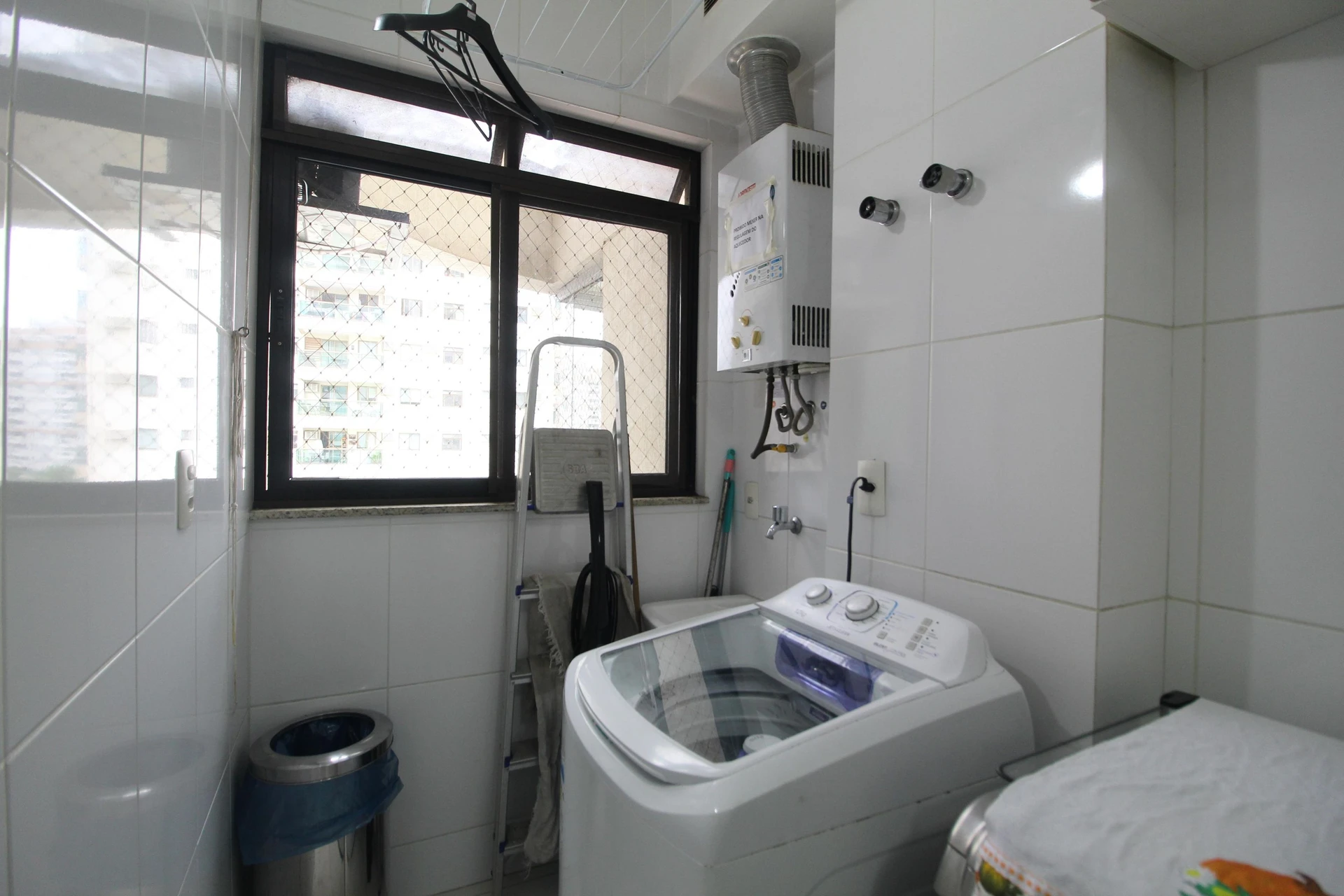 Glass-enclosed balcony in a 3-bedroom apartment, 77 m² — photo 36