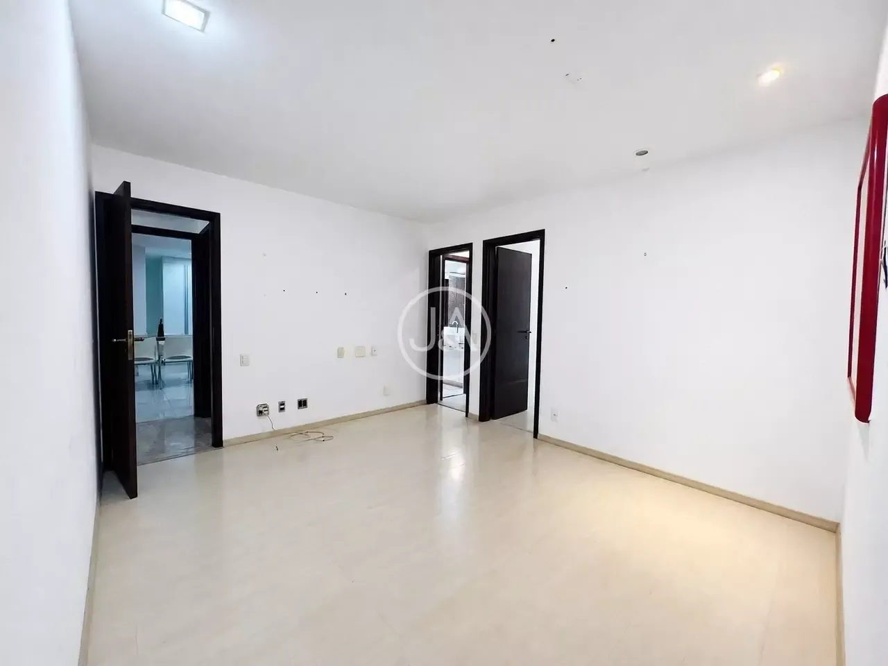 For rent 3-bedroom apartment with 251 m² and a balcony — photo 10