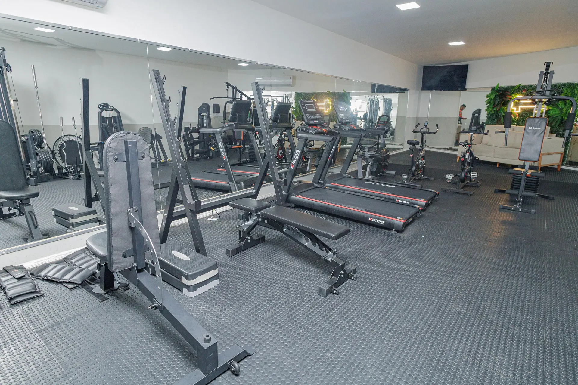 2-bedroom apartment in a building with a gym — photo 9