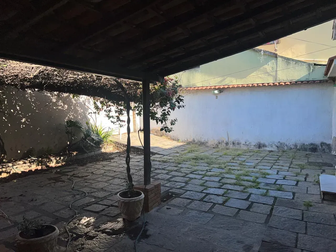 Casa com 4 quartos e cozinha fechada com armários — photo 12