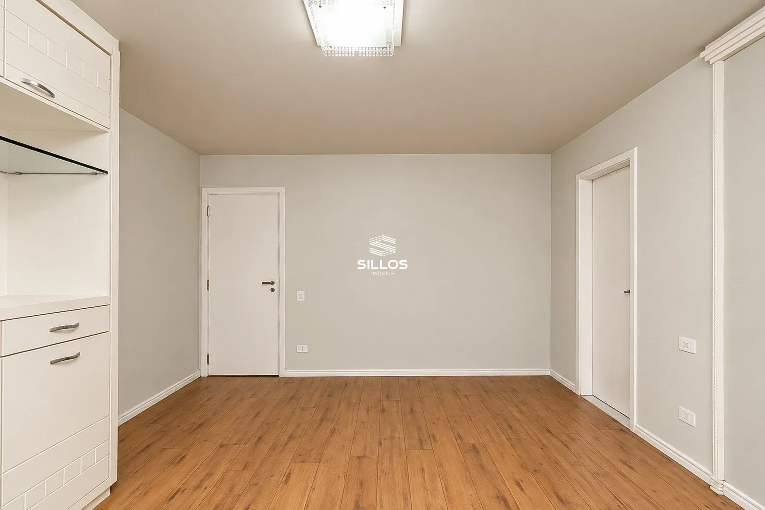 4-bedroom house with a fireplace — photo 14