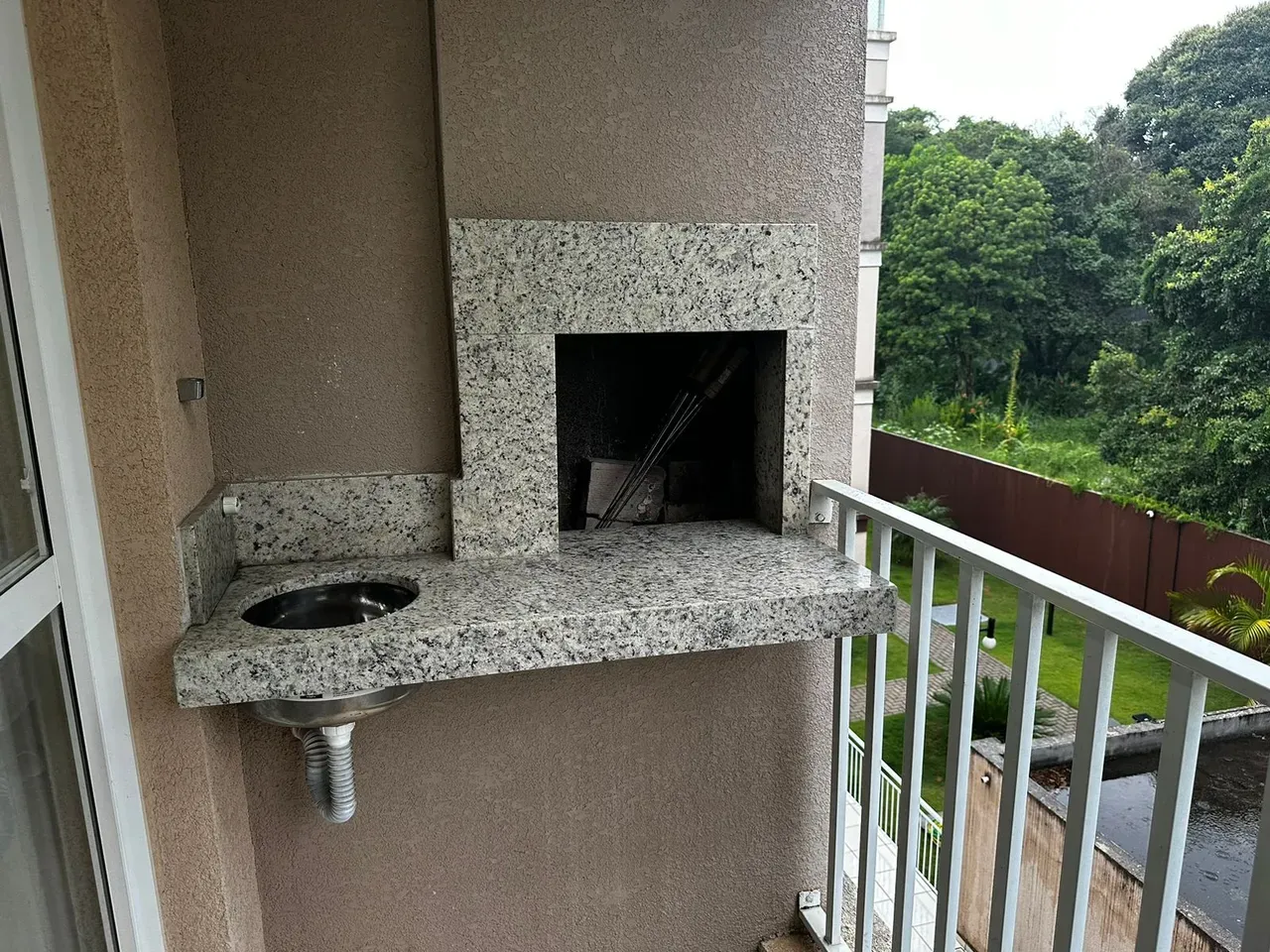 Balcony with a grill in a 2-bedroom apartment, 50 m² — photo 18