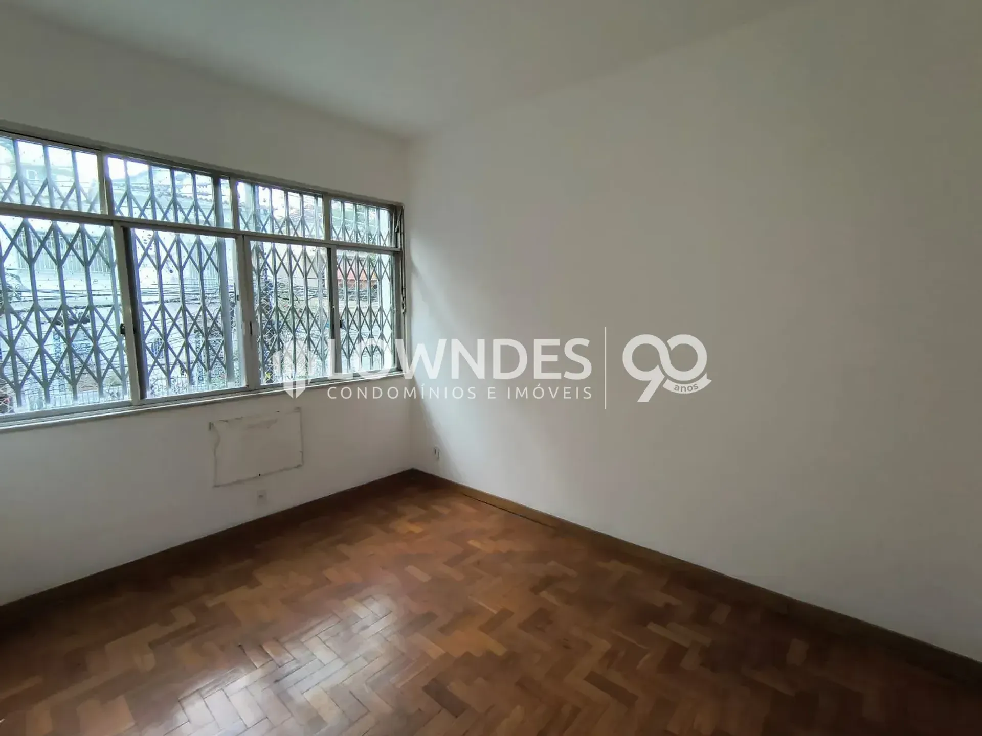 3-bedroom apartment with wood or laminate floors — photo 3