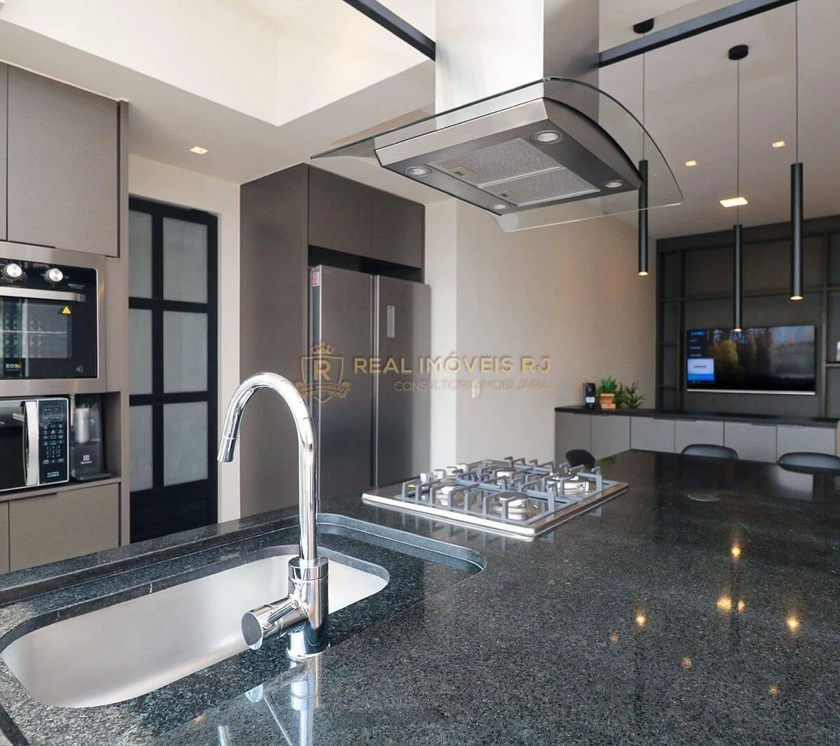 Furnished 1-bedroom apartment with city views — photo 9