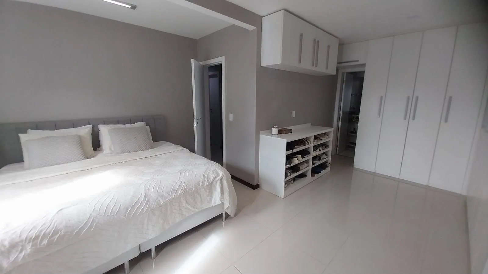 Unfurnished apartment with 4 bedrooms and 5 bathrooms — photo 32