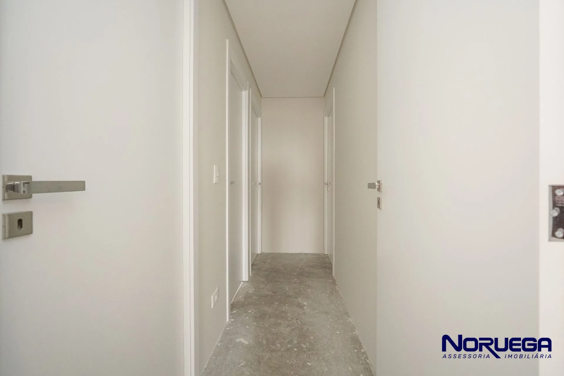 3-bedroom apartment with a glass-enclosed balcony — photo 10