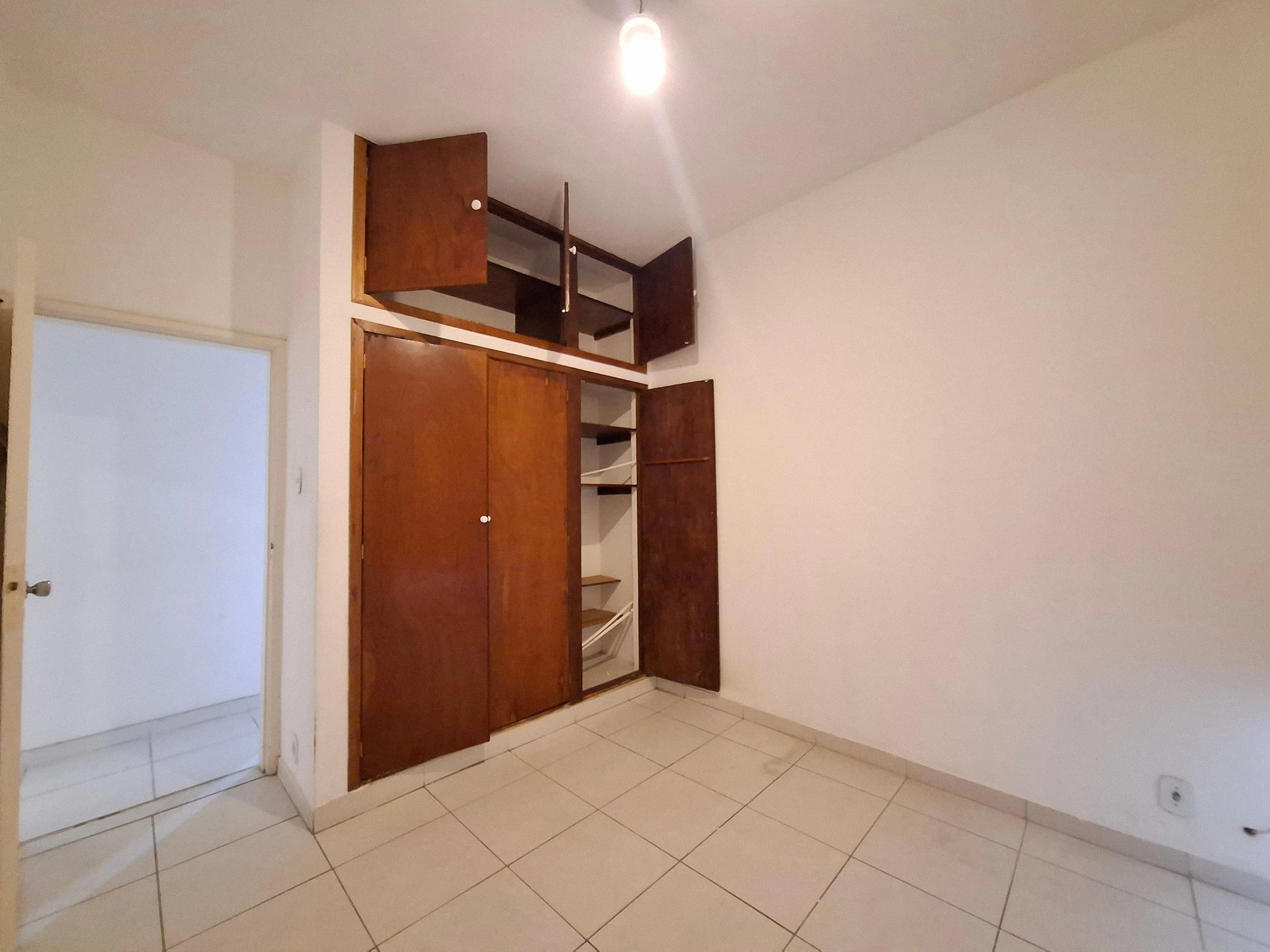 Unfurnished 3-bedroom apartment with 3 bathrooms — photo 8
