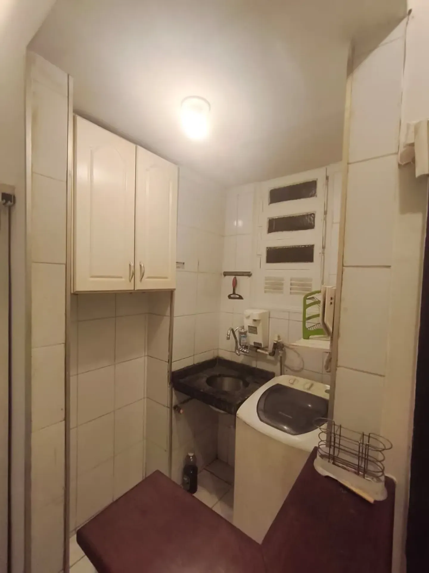 Studio conjugado com cozinha fechada e lavadora