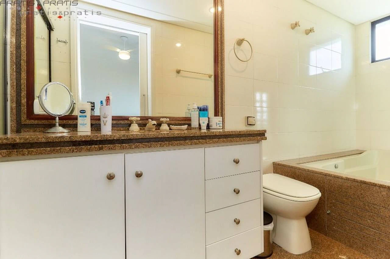 Bathtub in a 3-bedroom apartment, 131 m² — photo 15