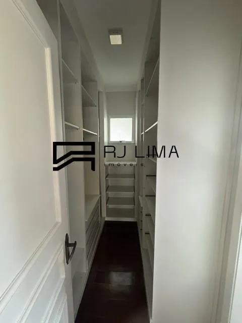 5-bedroom house with a walk-in closet in Rio de Janeiro — photo 15