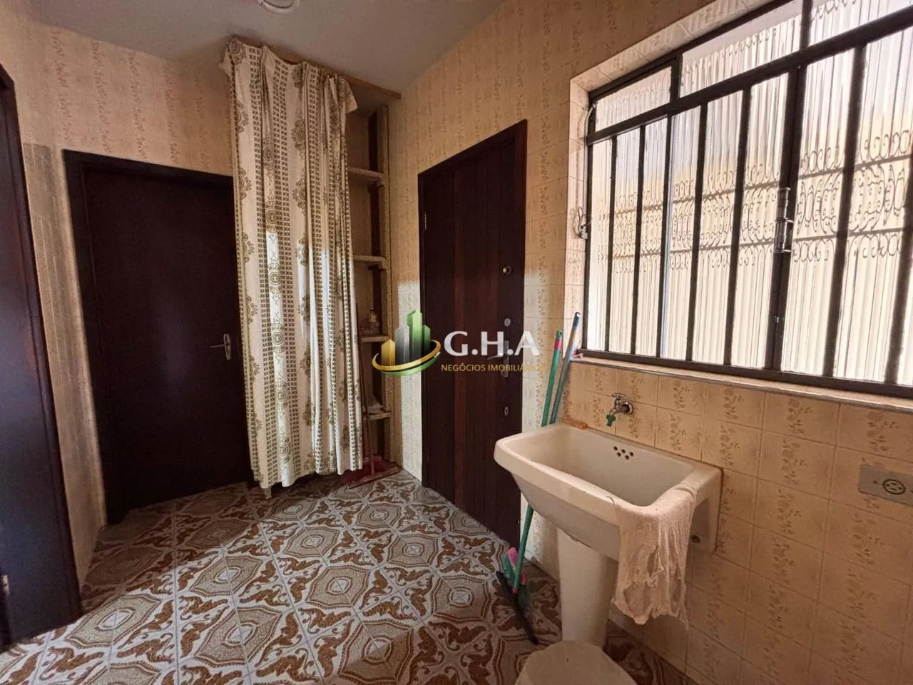 House, 368 m², with wood or laminate floors — photo 14