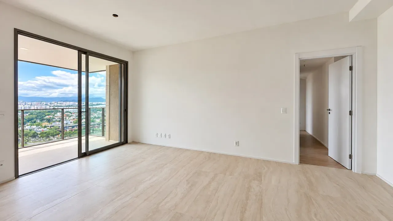 Glass-enclosed balcony in a 3-bedroom apartment, 115 m² — photo 7