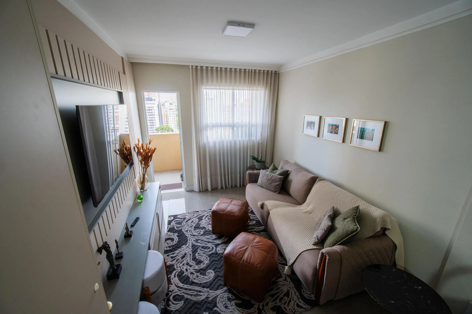 Walk-in closet in a 2-bedroom apartment, 91 m² — photo 32