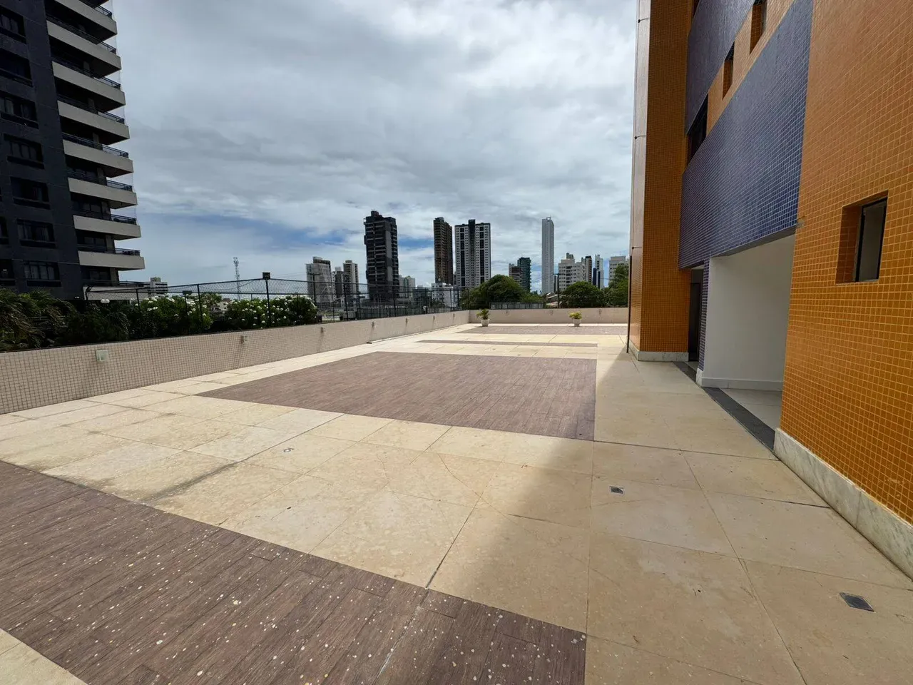 4-bedroom apartment in a building with a pool — photo 25