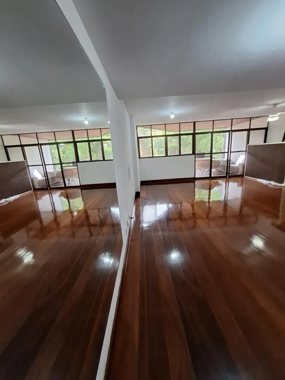 Apartamento sem mobília com 3 quartos e varanda