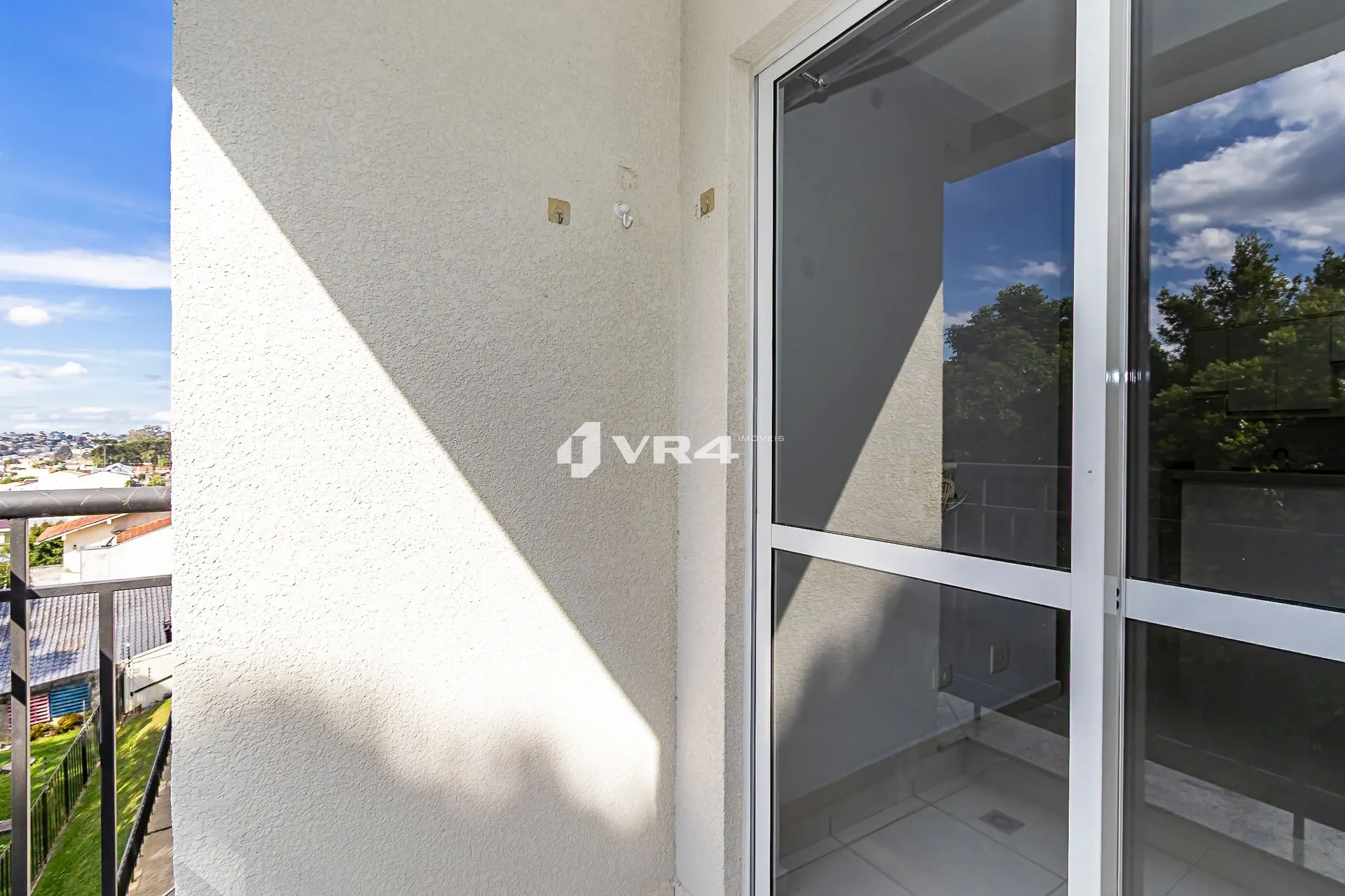 Balcony with a grill in a 2-bedroom apartment, 70 m² — photo 13