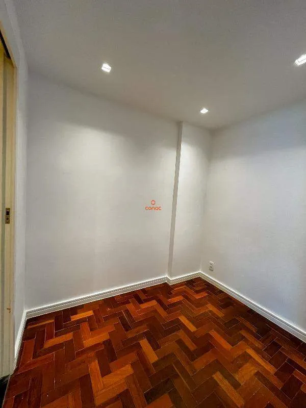 One-bedroom apartment with wood or laminate floors — photo 18